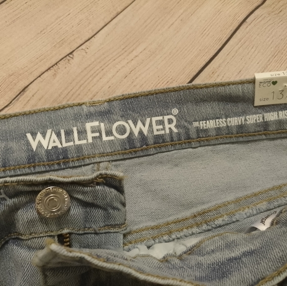 Wallflower Fearless Curvy Super High Rise Cut Off Denim Blue Jean Shorts shorty. - Picture 4 of 13
